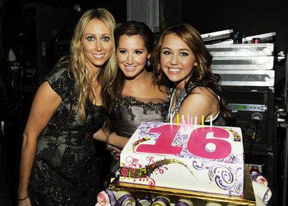 miley_cyrus_sweet_16_amas_194.jpg